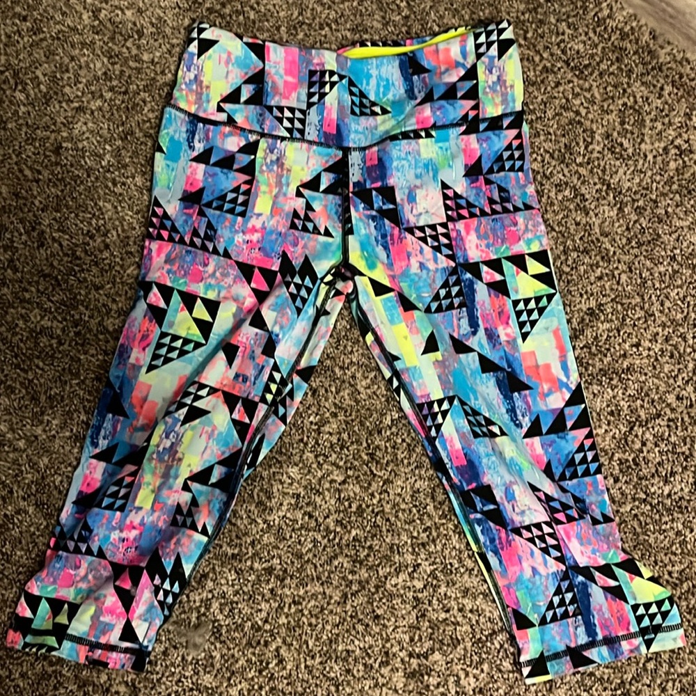 Rare VSX knee cropped yoga pants
